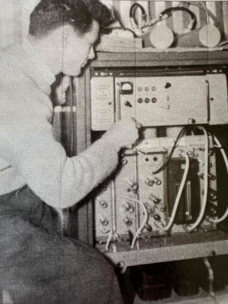 1955 : Jean COLOMB fabrique le relais pirate de l’Echarasson pour recevoir la télévision.